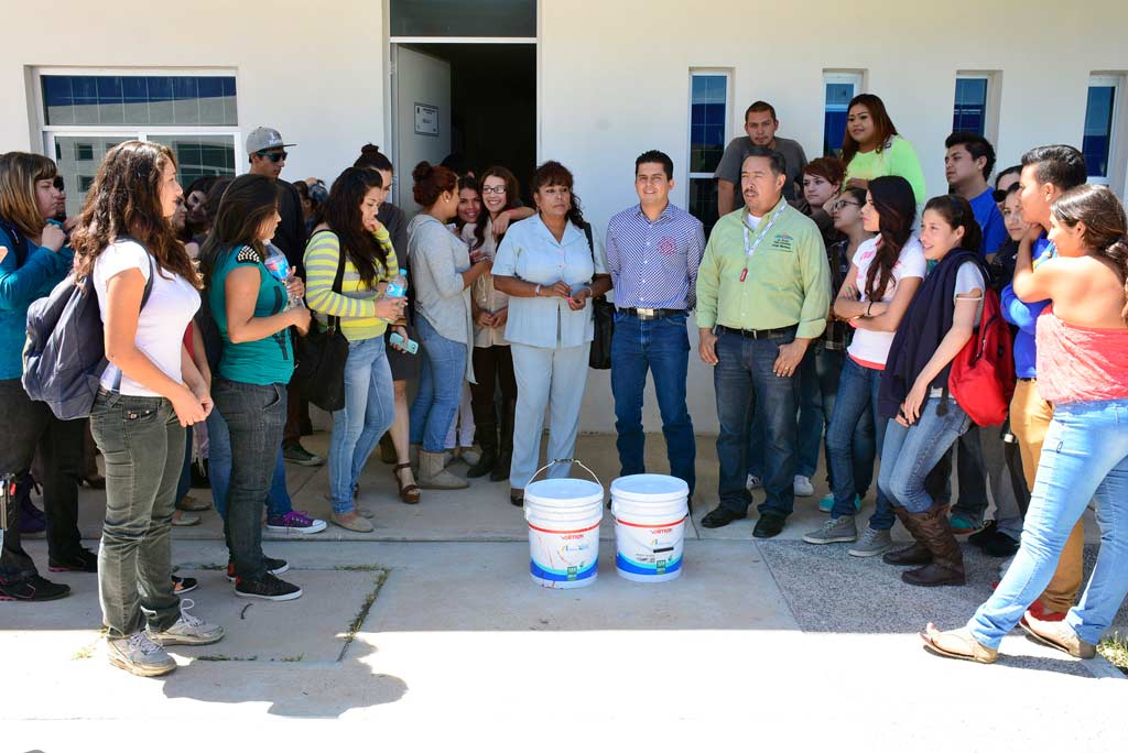 Ayuntamiento entrega apoyos a la UAZ Campus Jerez