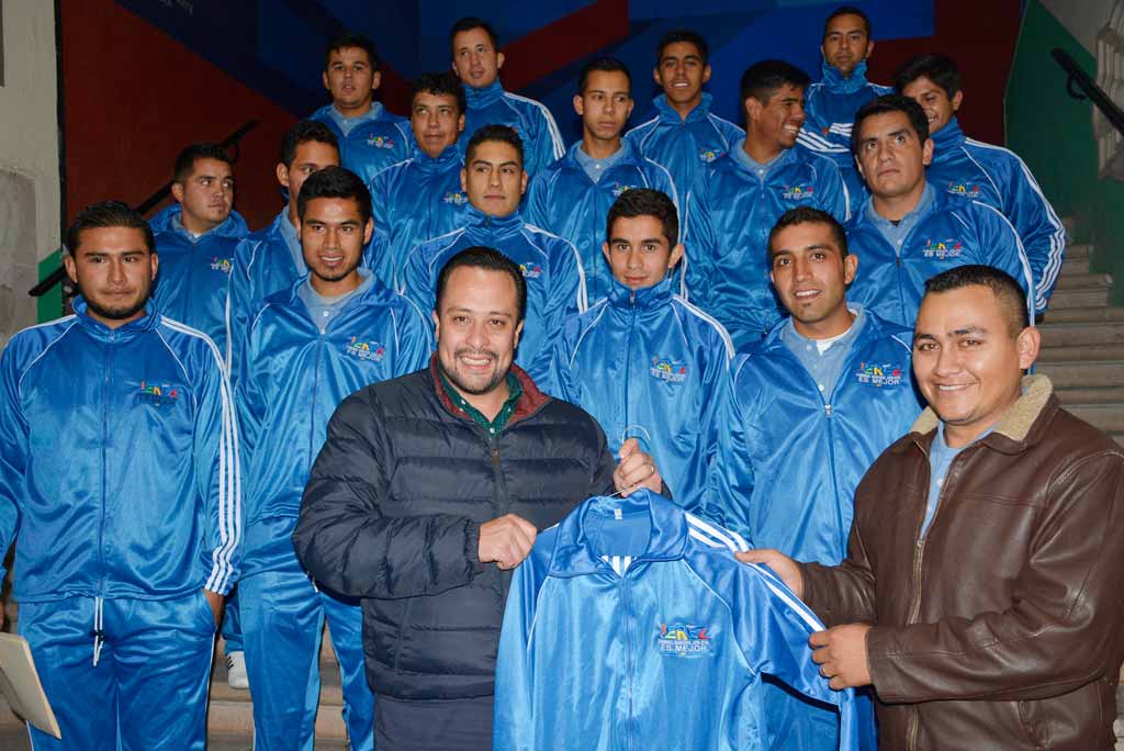 Alcalde entrega uniformes a selección de futbol de Jerez