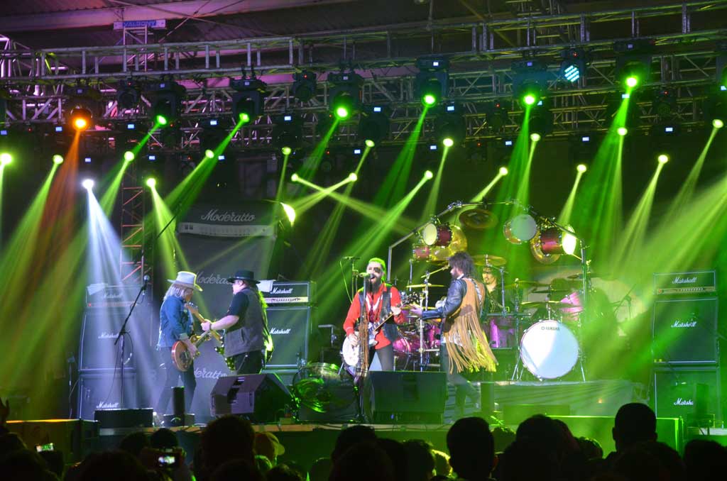 Se presenta Moderatto en la Feria de la Virgen