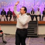 Entregan credenciales del programa sin precedentes "Mi seguro escolar"