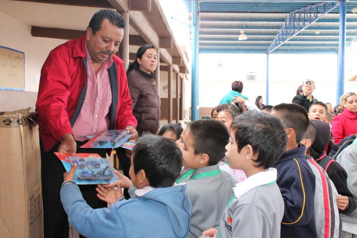 Alcalde entrega juguetes a niños de General Enrique Estrada