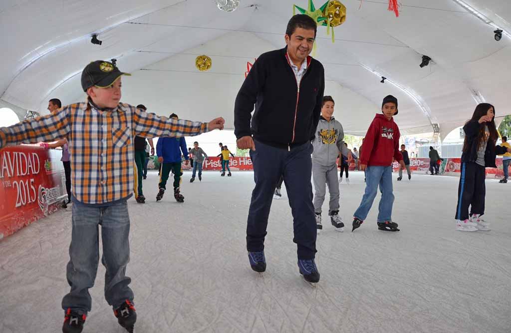 Convive Roberto Luévano con su familia en pista de hielo