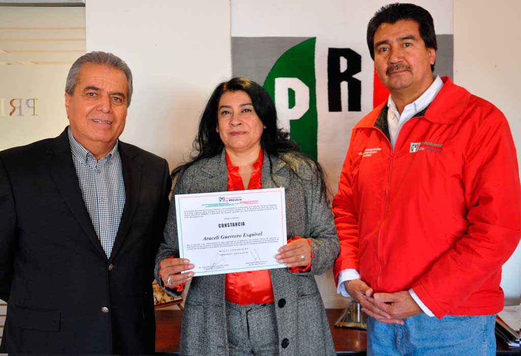 Recibe Araceli Guerrero Esquivel constancia de precandidata a diputada federal por el distrito IV