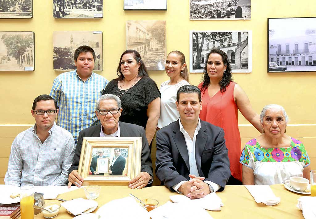 Reconocen labor de 60 años del Periódico El Alacrán de Jerez