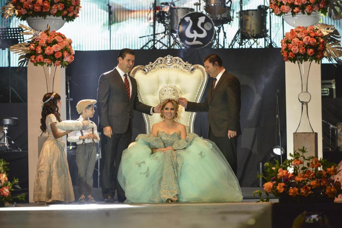 Coronan autoridades a Andrea I reina de la FENAPLA 2015