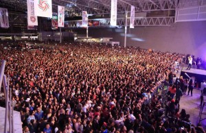 Más de 25 mil personas abarrotaron el concierto de J. Balvi en la FENAZA 2015