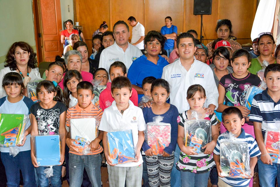 Ayuntamiento de Jerez entrega 300 paquetes de útiles escolares