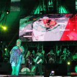 Paquita la del Barrio pone a cantar a Villanueva
