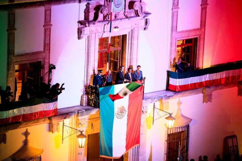 Miles de zacatecanos acompañan a alejandro tello en su primer grito de independencia