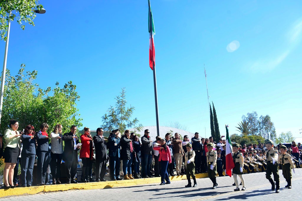 Autoridades presiden acto cívico y desfile por el Día de la Bandera