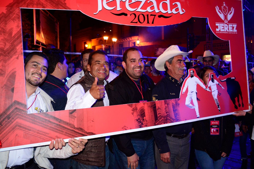 Espectacular encierro nocturno y concierto con grupo Palomo en la Jerezada 2017