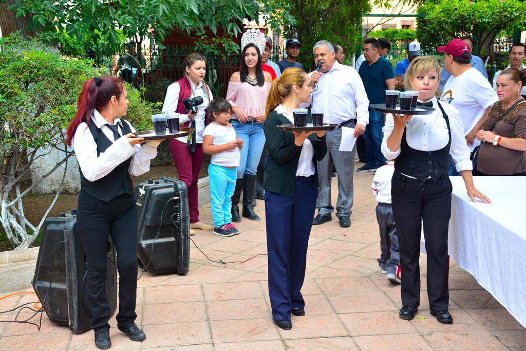 Tradicional carrera de meseros en la Feria Jerez 2017